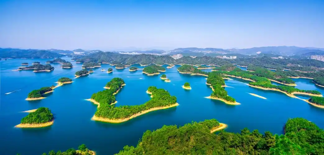 景点简介:千岛湖风景区又称新安江水库,位于浙江省杭州市淳安县[是