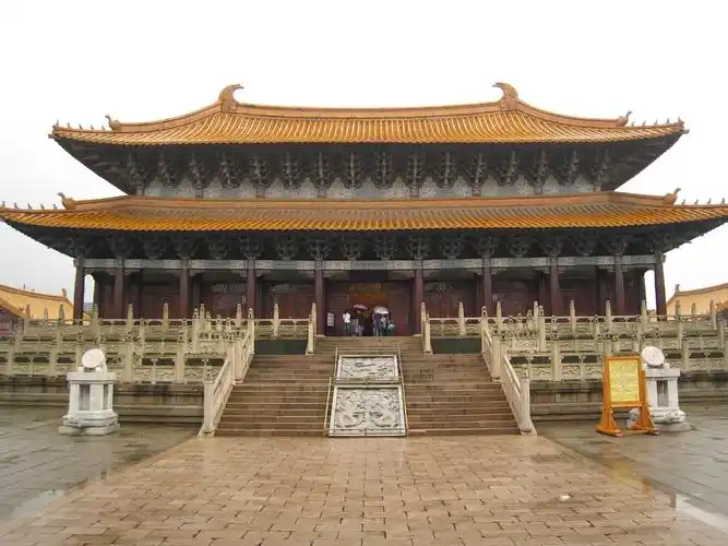 中国的古建筑一般分为三部分:屋顶,房身,桥台;叫做"三分".