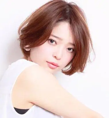 头发的女人,短发要想和本身的风格匹配,一款能与脸型搭配起来的发型是