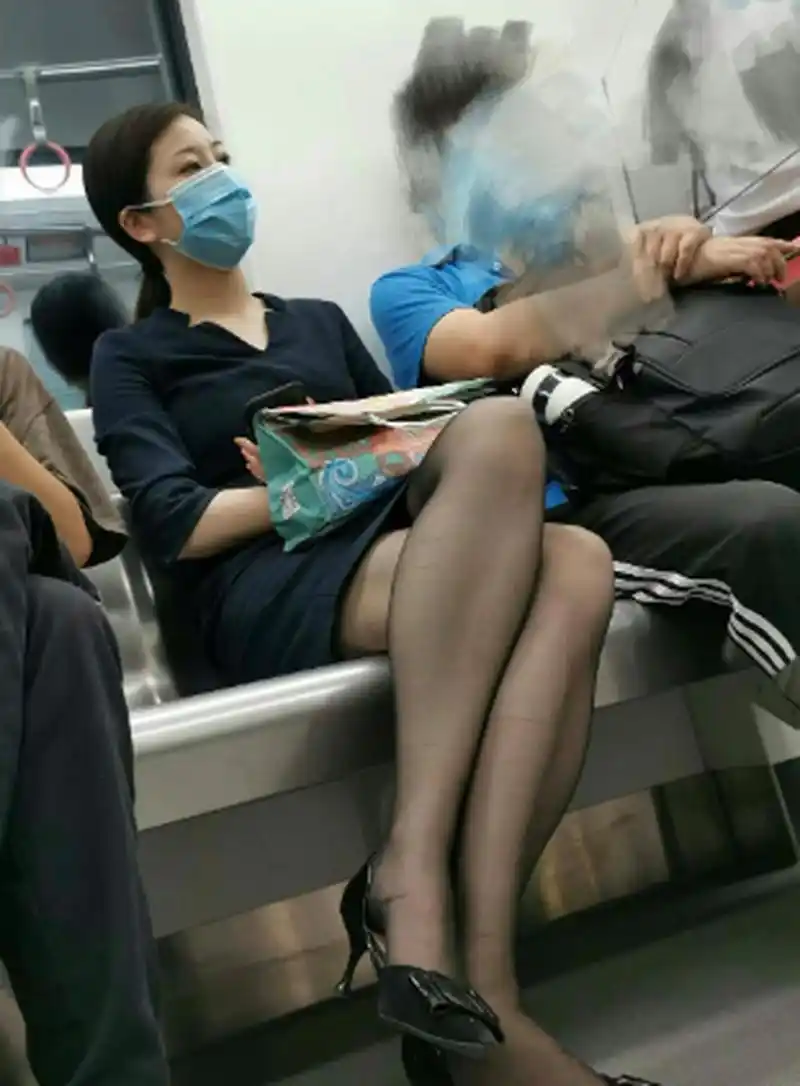 偶遇地铁上的一位气质与身材俱佳的少妇