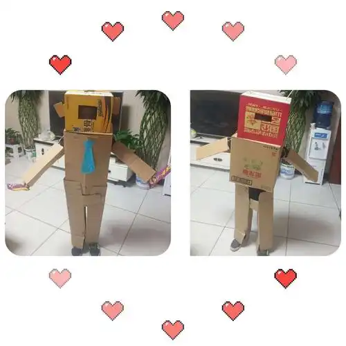 首先出场的是用废报纸装扮的模特儿们,他们用废纸做的各式衣服尽显