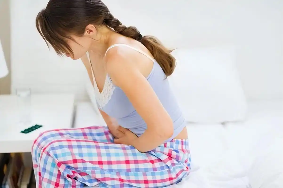 来月经的年龄多数在15-16岁,早的可以到12-13岁,晚的可以到17-18岁