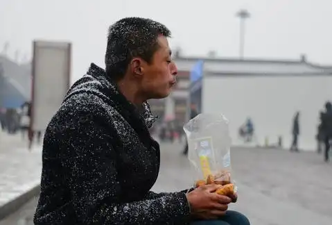 形容男人生活不易的句子