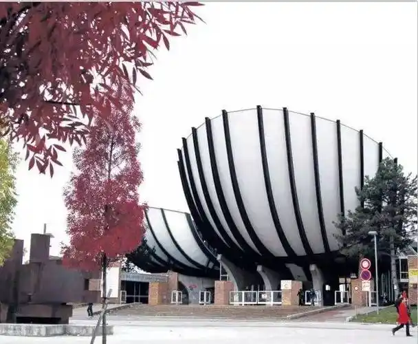 兰斯位于法国东北部——香槟-阿登大区,同时也是世界名酒香槟的产地