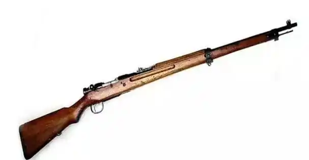 三八式步枪1905年在东京小石川炮兵工厂定型生产,取自日本明治天皇的