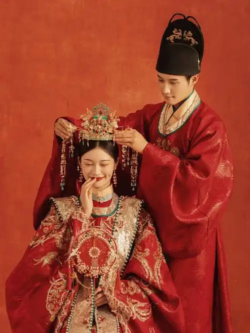 古装电视剧喜欢古装服饰配饰妆容特别是官宦家里大婚时都会被新娘的妆