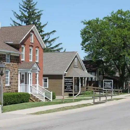 amana colonies 聚居地位于爱荷华城西北方离城区 20 分钟路程的位置