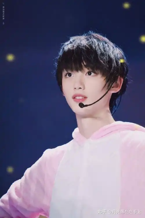 可以安利一些丁程鑫小时候的照片吗?(探出好奇的小脑袋)? - 知乎