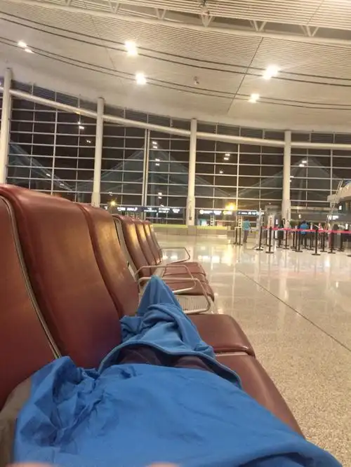 晚上机场度过了,有一路睡机场的没?