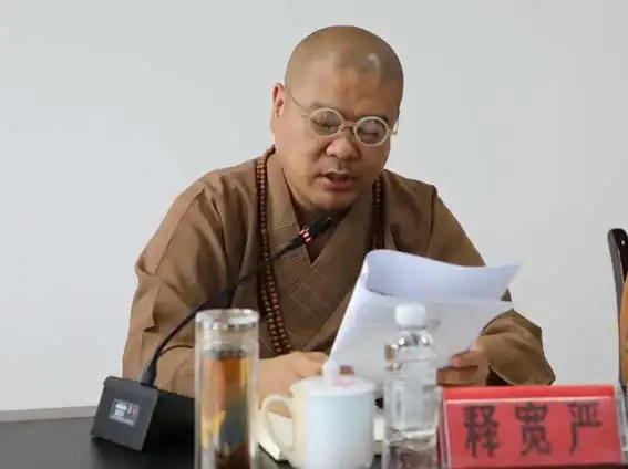 当前位置:首页 > 最新动态    会议首先由宽严法师向全体参会人员传达