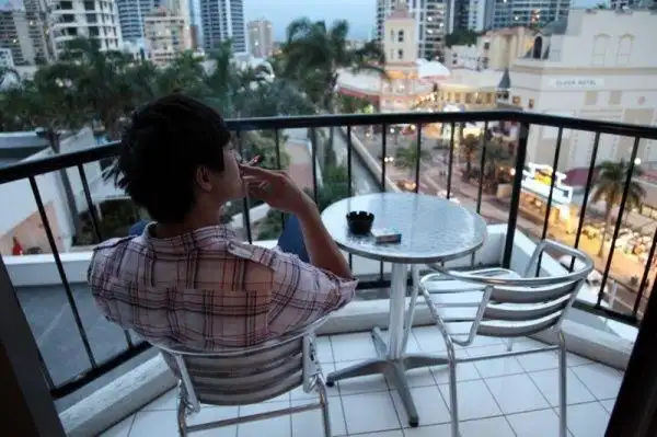 每次亲热后,丈夫都溜阳台抽烟一小时,妻子起疑,偷看后情绪失控|王森