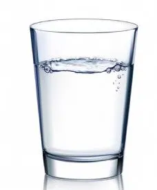 透明玻璃杯里的白水矢量