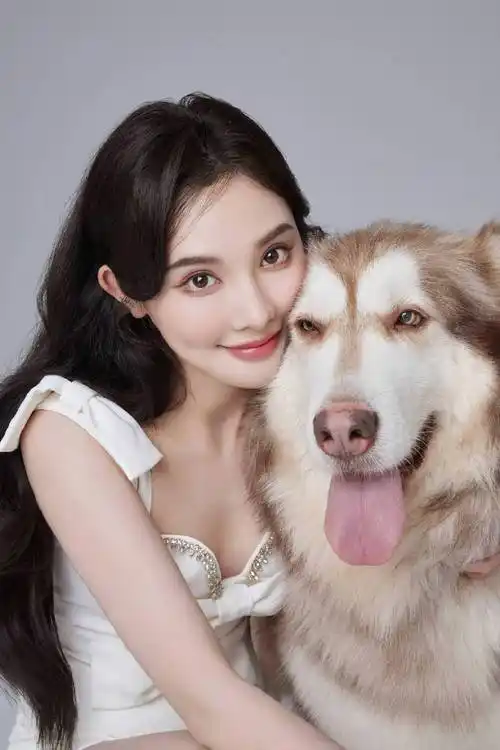 彭小苒胶片风照片氛围感拉满,时尚表现力可圈可点