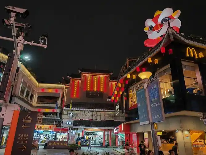 繁华的深圳街头,让人流连忘返 - 抖音