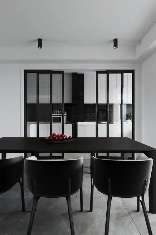 四白落地黑色联动推拉门让空间更广.