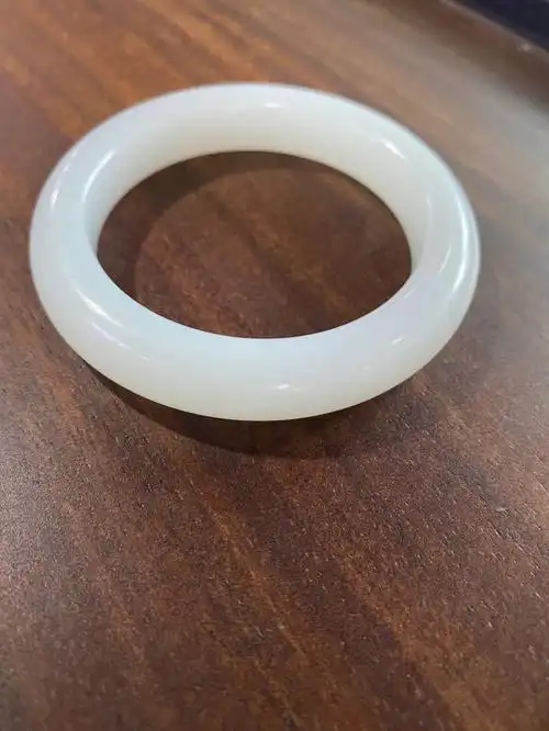 和田玉白玉手镯泥鳅背