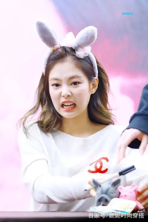 女神金智妮太美了,甜美的长相,一截柳腰叫人移不开眼!