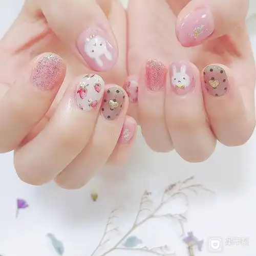 圆形粉色白色手绘可爱兔子水果草莓波点学生美甲图片