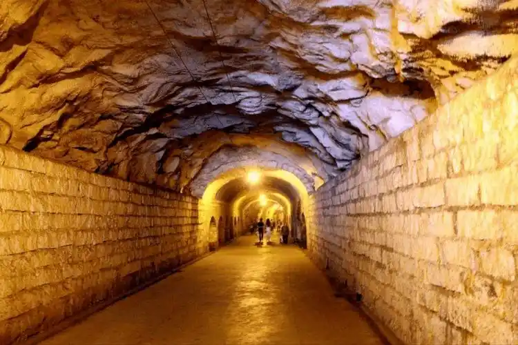 笔山洞是鼓浪屿的一条隧道