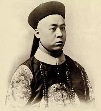 卷中有"皇六子和硕恭亲王图章"的印记.