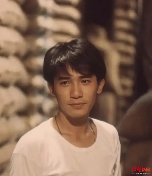 梁朝伟年轻时1990年,梁朝伟《阿飞正传》珍贵片场合影梁朝伟曾五次