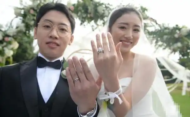 体操女神周捷:身高163,却嫁给了只有158的邹凯,她过得幸福吗?