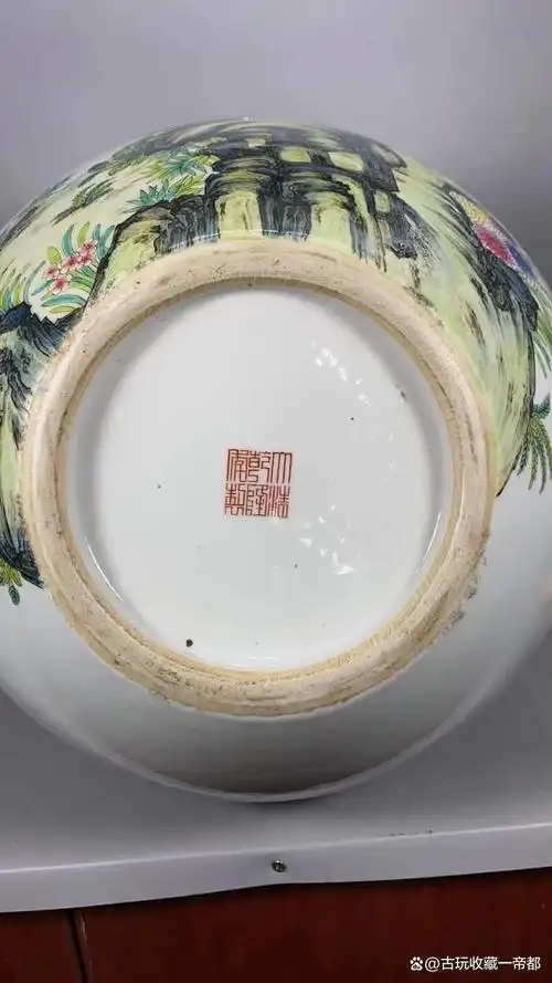 尺寸高58厘米,直径37厘米,底款红色书写,大清乾隆年制