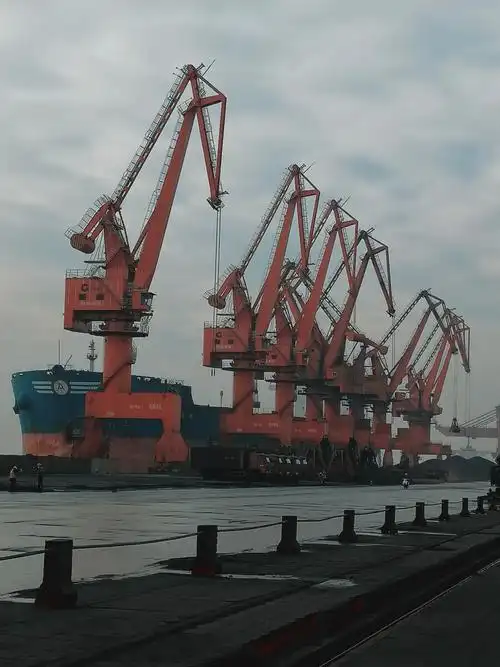 烟雨迷雾中的防城港码头,西部出口大通道,这是一个即将腾飞的地方