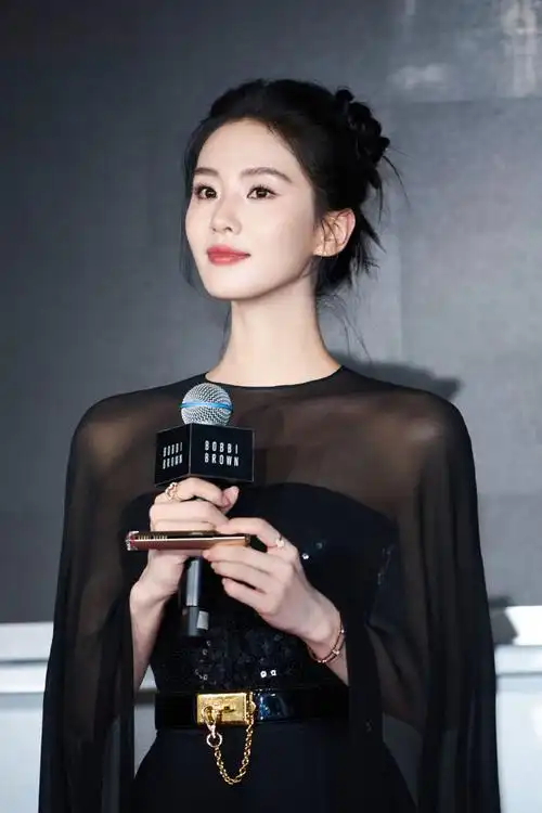 刘诗诗#我看看雨打荷花的这把火能吹到哪里刘诗诗超话#仲夏清凉计