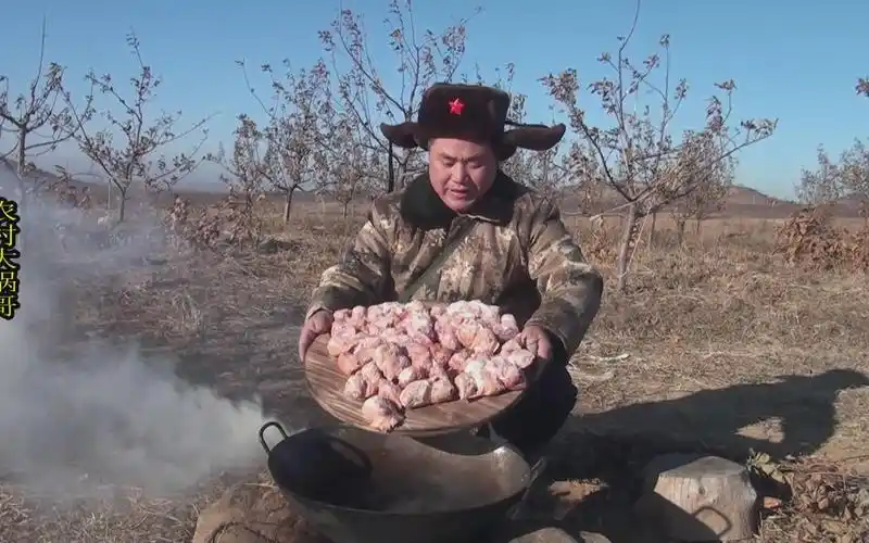 快过年了,农村大锅哥去果园做了道炖鸡头,好味道_哔哩哔哩_bilibili