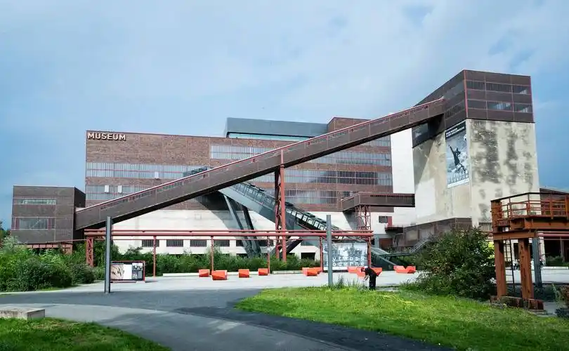 张帆 摄8月16日,人们乘坐电瓶车游览位于德国埃森的关税同盟煤矿工业