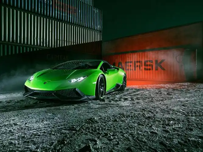 兰博基尼spyder的乌拉坎绿色超级跑车前视图,晚上,码头 4k