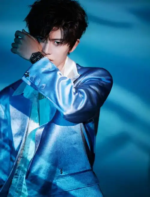 任嘉伦蓝色扎染西装##任嘉伦扎染套装造型