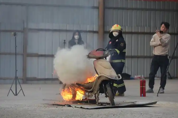 消防员实测:哪种灭火器扑救锂电池火灾最有效?