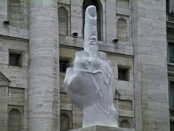 竖中指的照片 搞笑图片