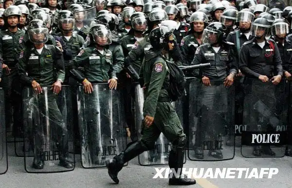 10月7日,在泰国首都曼谷的国会大院附近,防暴警察准备驱散反政府示威