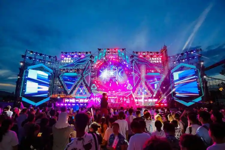 (以下简称《白皮书》)在2021华侨城文化旅游节电音狂欢季暨华侨城中部