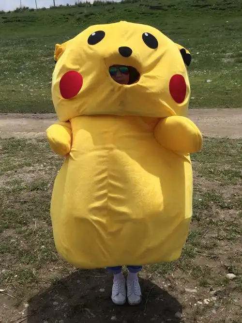 来到青海湖边上的草原,我穿上了皮卡丘的衣服,在这美丽的草原上留下我