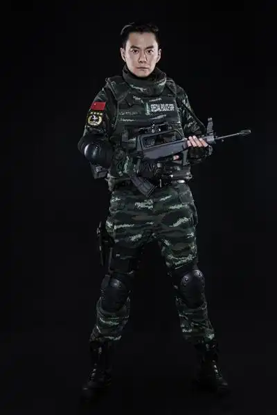 神鹰反恐特战队热拍王斑演军人传递正能量