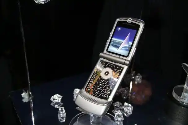 联想将推出万元级豪华复刻版手机,对标华为保时捷8848和三星