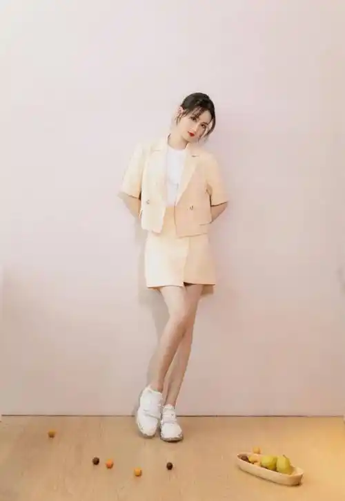 原创李沁太懂增肥了穿的衣服和裤子都好肥看着更有女人味了