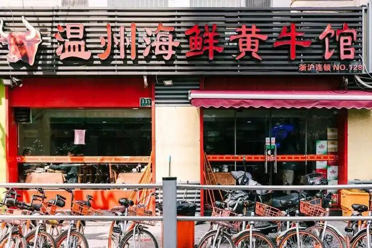 炒粉干配上一碗鱼丸汤温州人在这家海鲜小馆里两全了