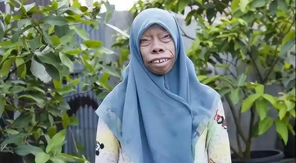 父亲基因太强大,一张"马脸"遗传三代?儿女们直言:后悔出生!