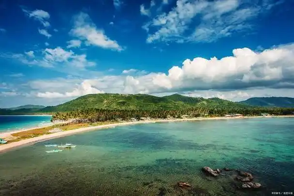 位于中国海南省的三亚市,以其美丽的沙滩,碧蓝的海水和丰富的旅游资源