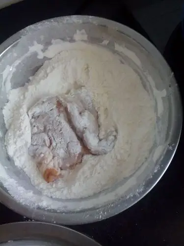 在放另外一份干面糊滚一圈这样炸出的鸡腿就会起鳞片了.