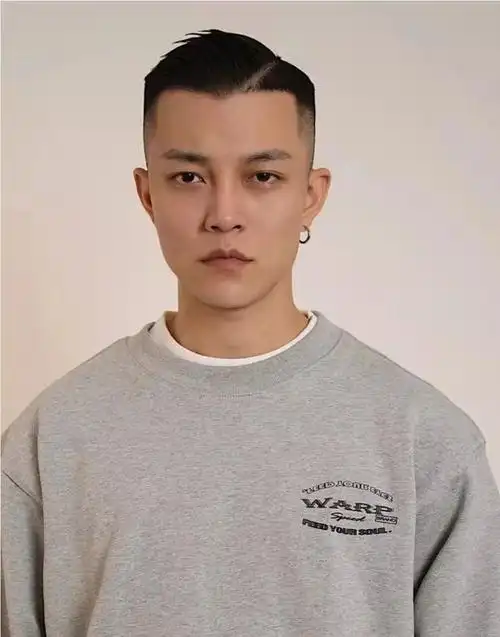 三七分也是很多男士比较适合的发型,时尚有型不落伍,越看越帅气.