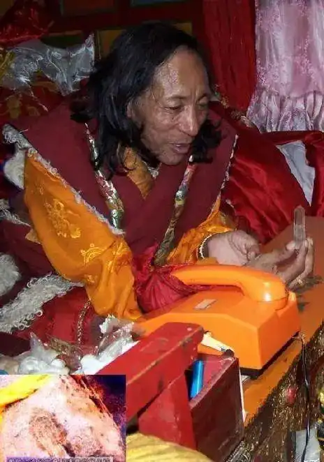 这张相片是03年喇荣五明佛学院的一位喇嘛给的.