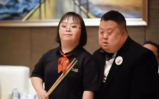 是指患有唐氏综合症的患儿,又称21-三体综合征,是由于体内多了一条21