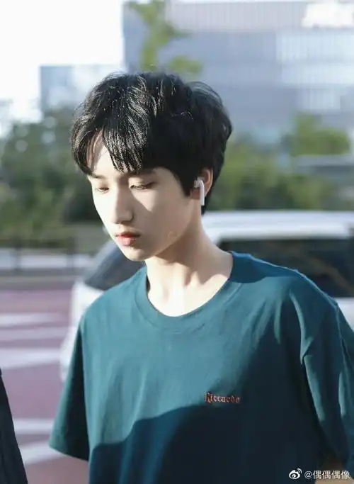 严浩翔挑染蓝发造型