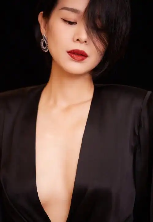 胡杏儿深v礼服一路开到胃 上围丰满身材性感迷人